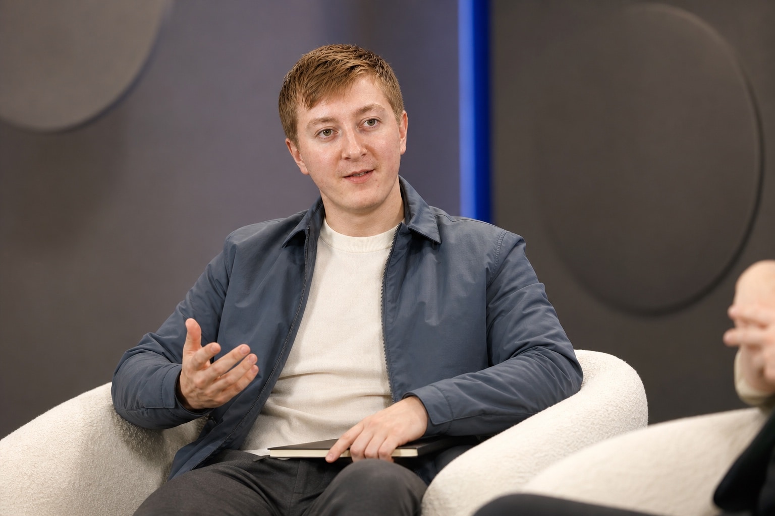 Redaktionelle Bildserie mit Moritz Zinecker in einer Gesprächssituation