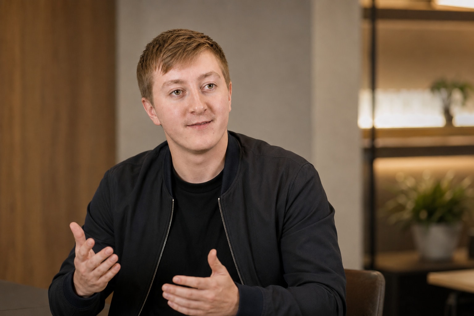 Moritz Zinecker während eines sitzenden Gesprächs in einem Innenraum
