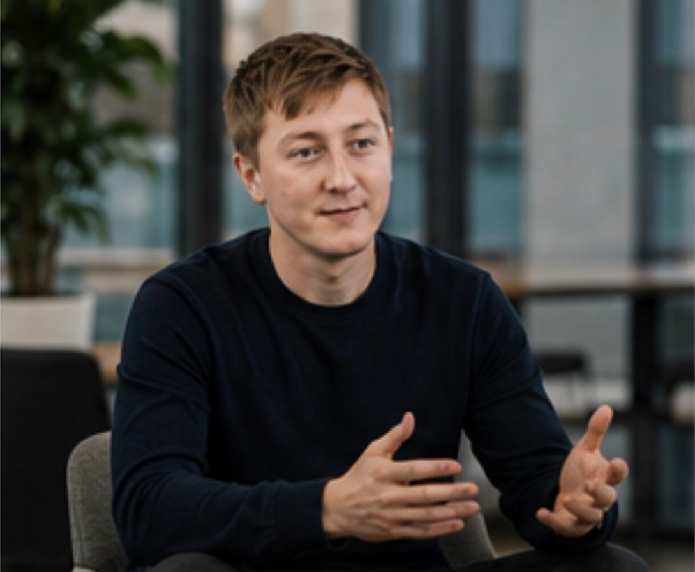 Moritz Zinecker während eines Gesprächs in einem hellen Arbeitsumfeld