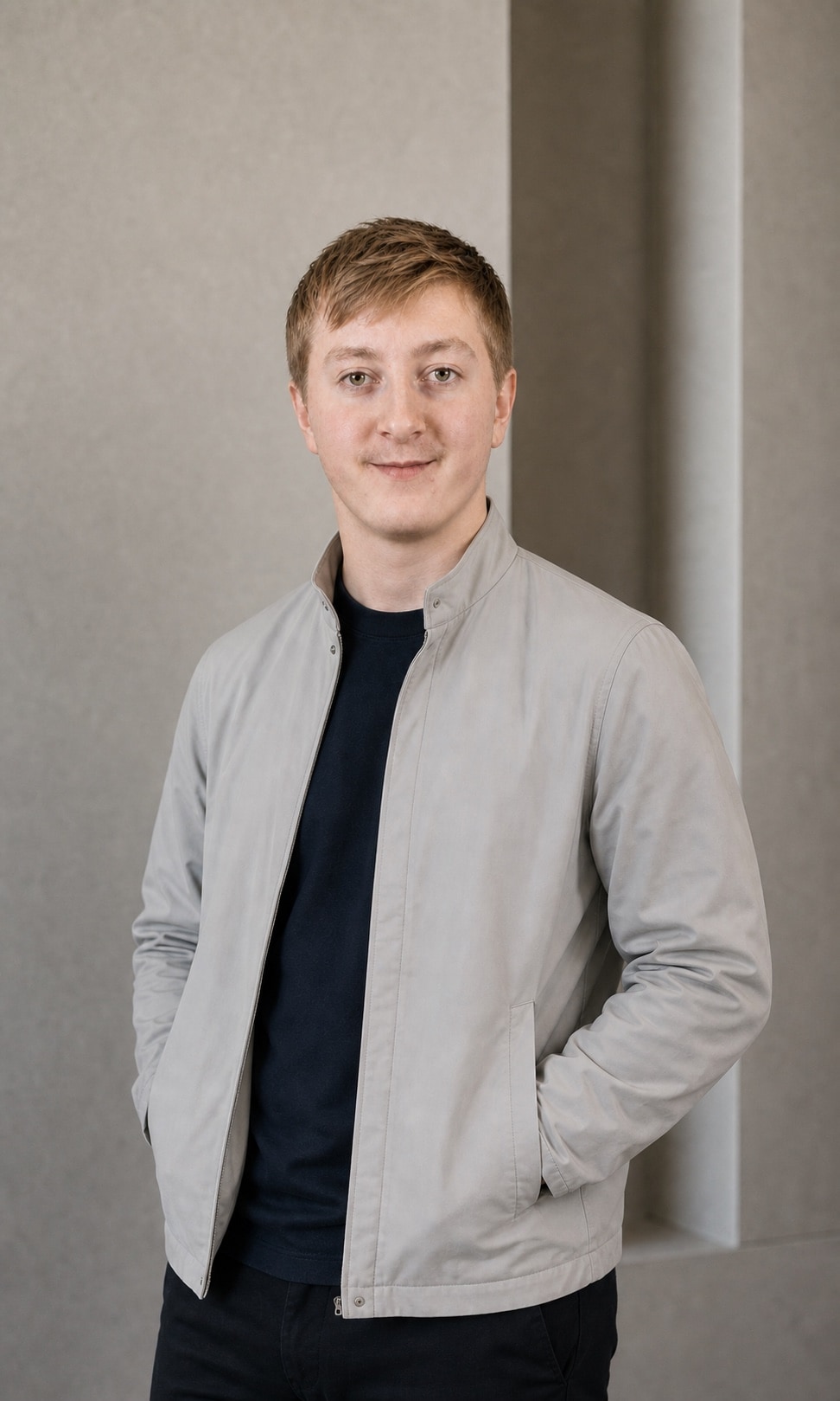 Redaktionelles Porträt von Moritz Zinecker in einem architektonischen Umfeld