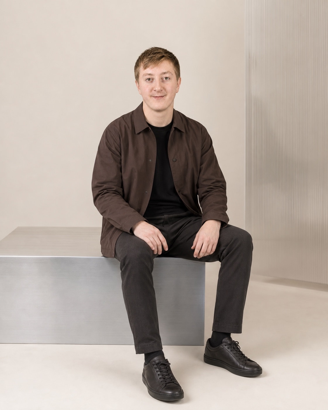 Redaktionelles Studio-Porträt von Moritz Zinecker