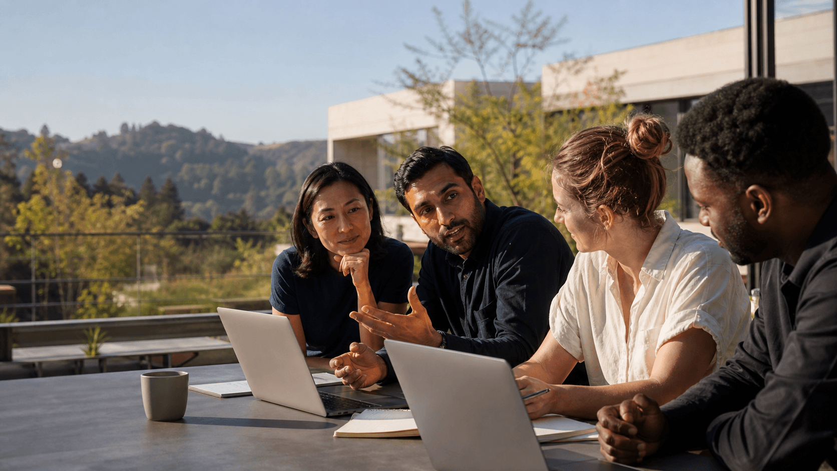 Ein Produktteam arbeitet auf einem Campus gemeinsam an der technischen Plattform von Audecius
