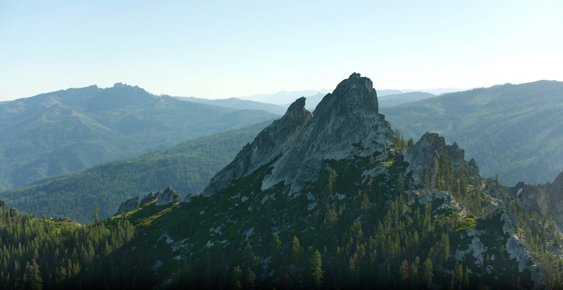 Eine weite Berglandschaft